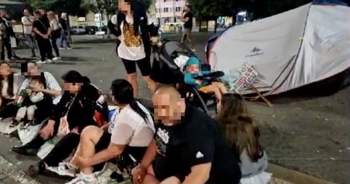  A Napoli sfollati: dormono in tenda di fronte al Comune-Vergogna!